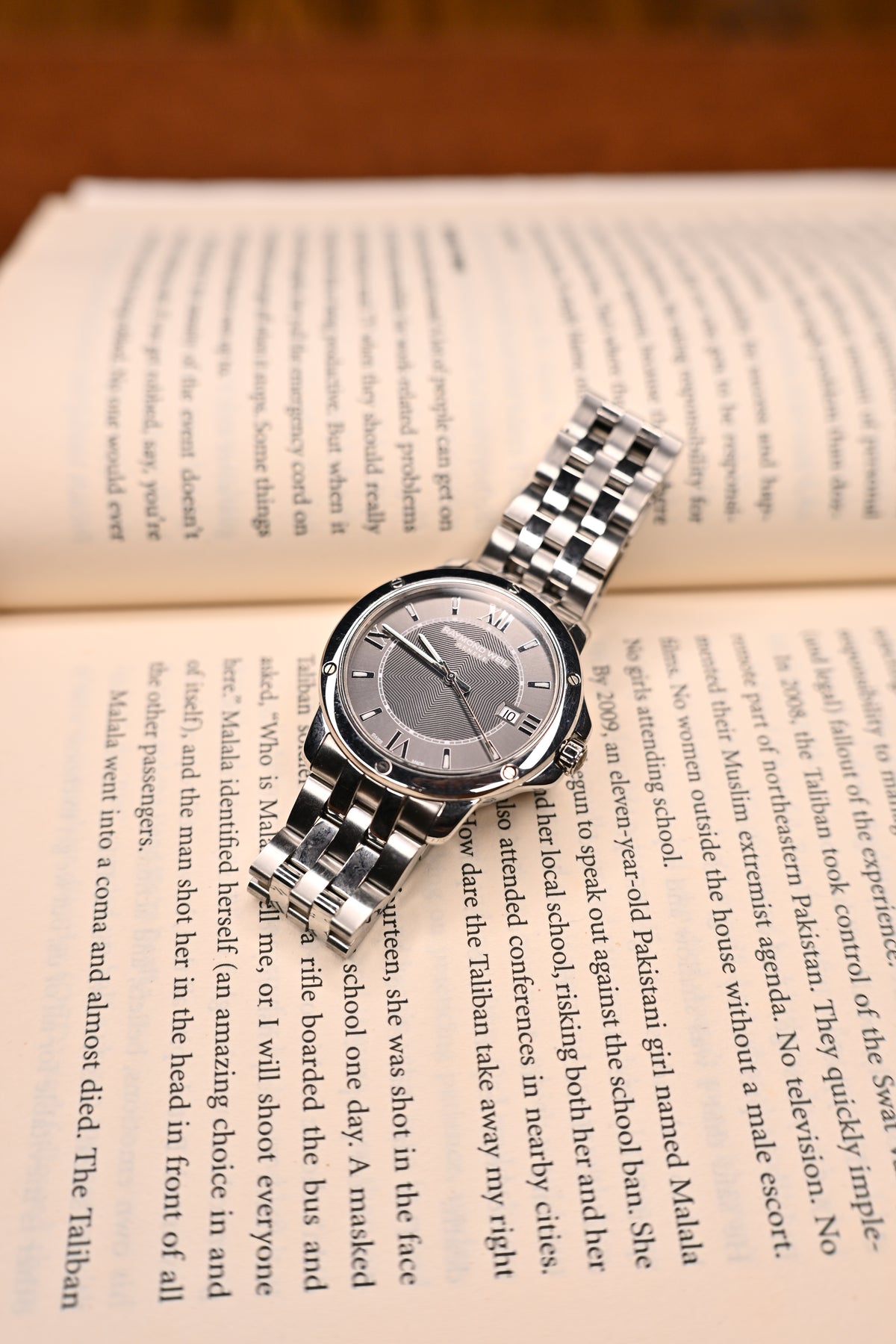 Raymond Weil Geneve 5591 Dark Grey Textured Dial Swiss Quartz — Excellent Pre-Owned | Watchex India