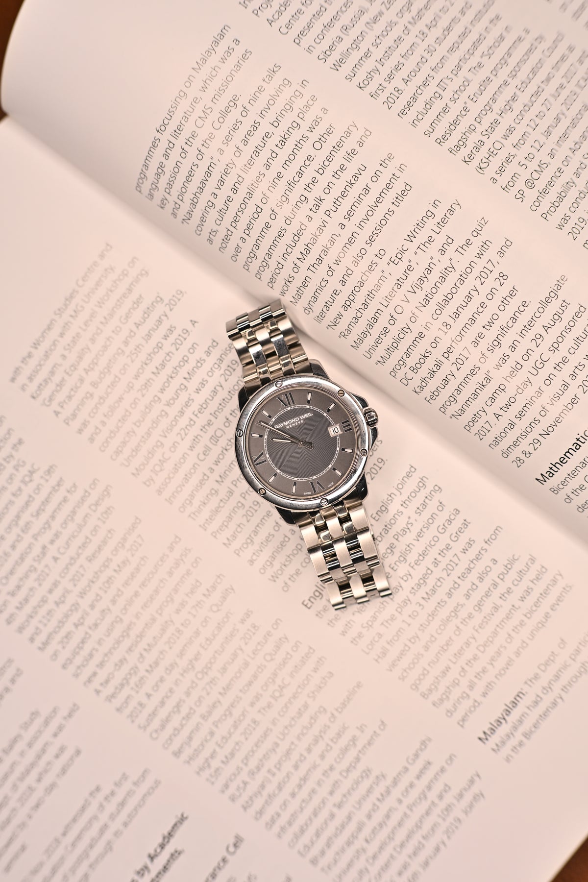 Raymond Weil Geneve 5591 Dark Grey Textured Dial Swiss Quartz — Excellent Pre-Owned | Watchex India