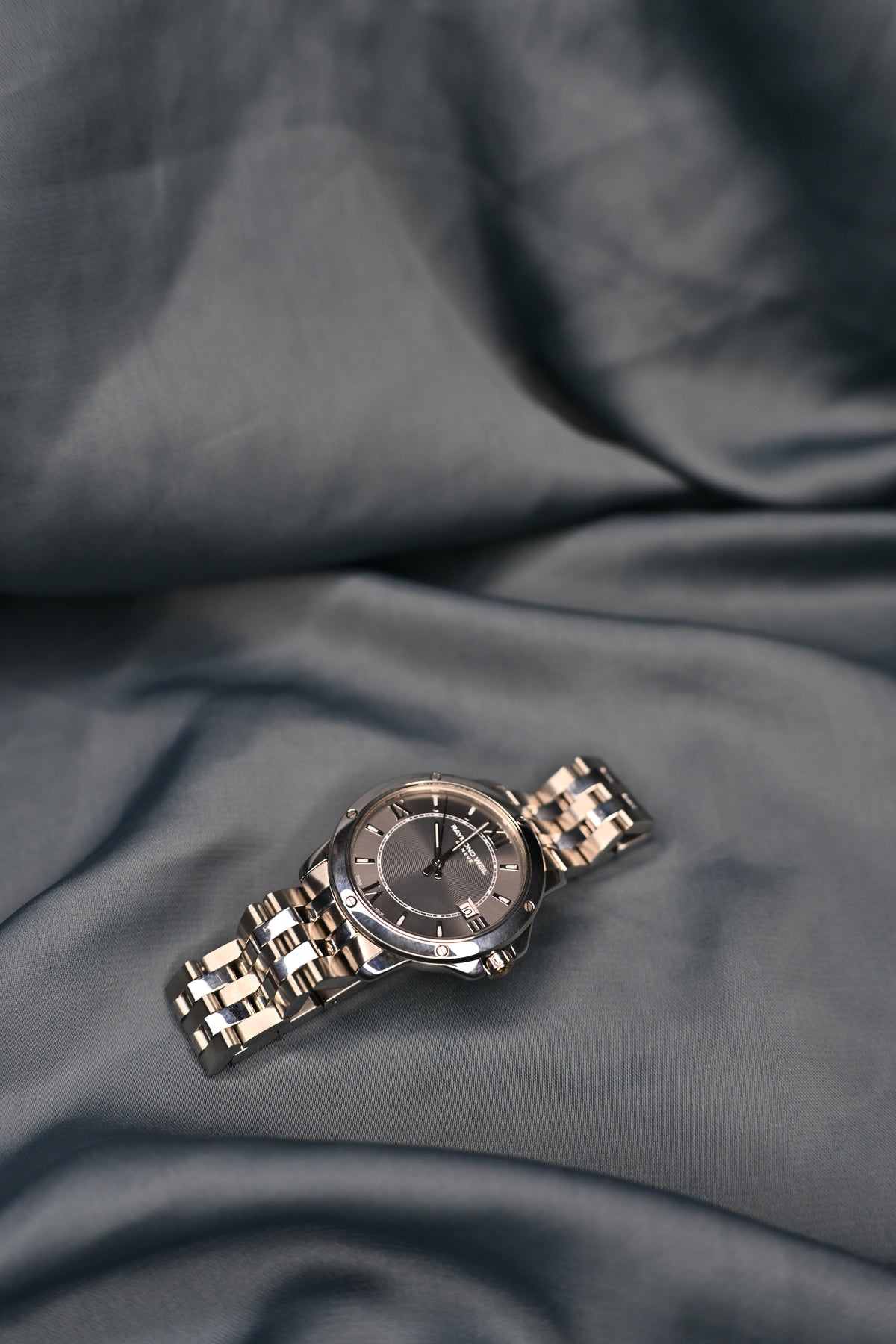 Raymond Weil Geneve 5591 Dark Grey Textured Dial Swiss Quartz — Excellent Pre-Owned | Watchex India